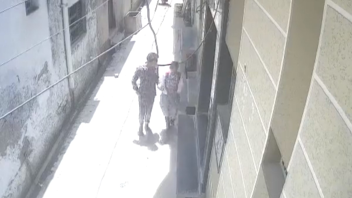 स्कूल से घर लौट रही छात्रा को युवक ने रोका, हाथ पकड़कर जबरन खींचा, मुकदमा दर्ज… आरोपी फरार