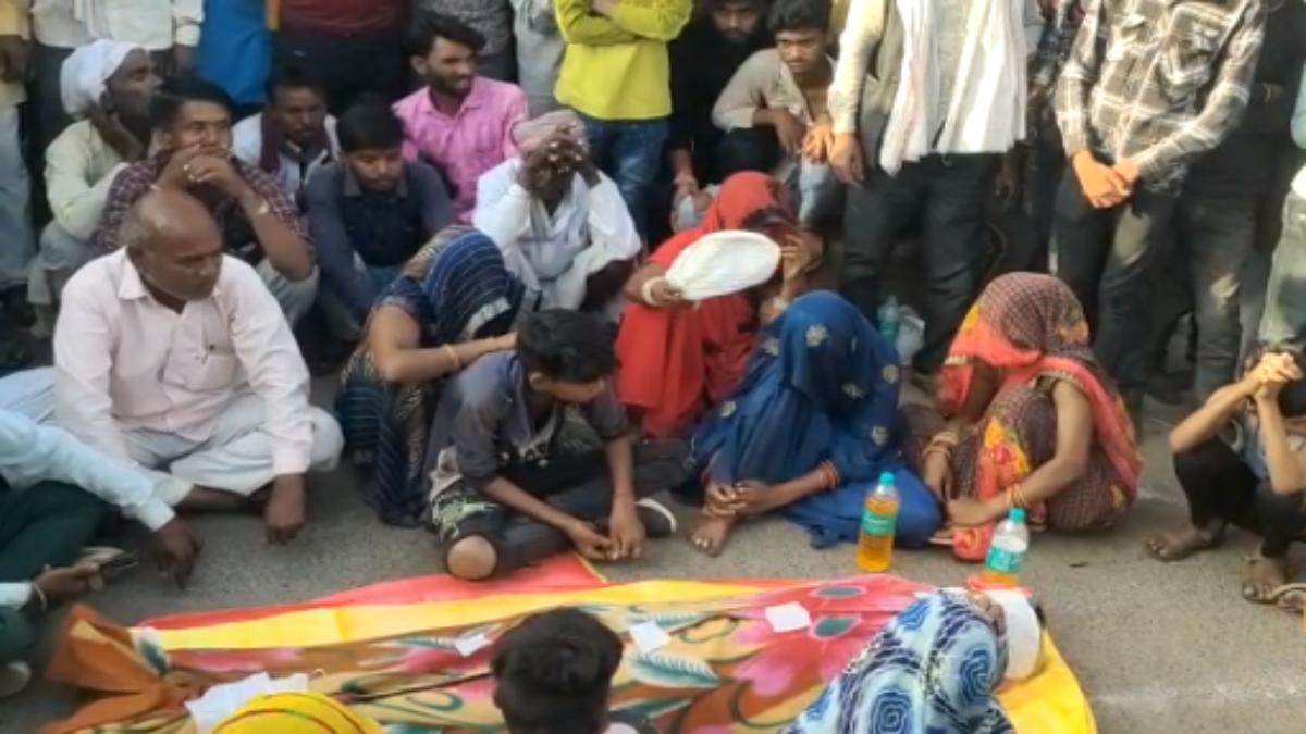 हत्या के आरोपियों की गिरफ्तारी की मांग: अहिरवार समाज के लोगों ने NH पर शव रखकर किया चक्का जाम, SDM से जल्द गिरफ्तारी की मांग
