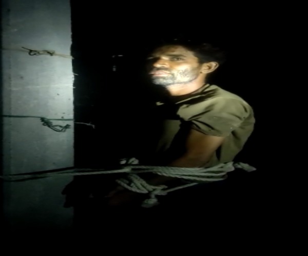 तालिबानी सजा: बकरी चोरी करने आए युवक काे ग्रामीणों ने रंगे हाथों पकड़ा, बंधक बनाकर जमकर की पिटाई, VIDEO VIRAL