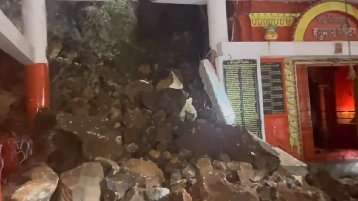 MP: माता टेकरी की पहाड़ी पर भूस्खलन, हनुमान मंदिर का टूटा पिलर, सांसद और एसडीएम ने लिया जायजा