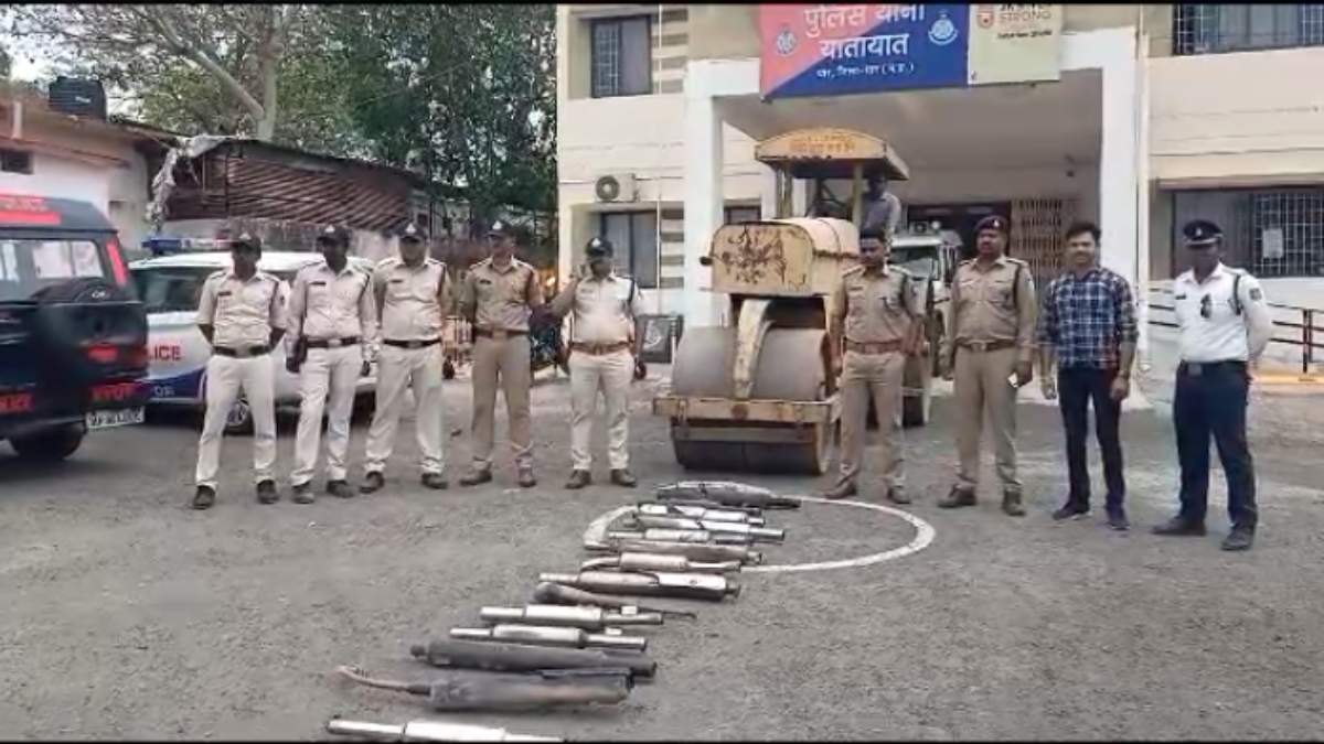 मॉडिफाइड साइलेंसर पर पुलिस की कार्रवाई: विशेष अभियान चलाकर 37 साइलेंसर जब्त कर चलाया रोलर, बाइक चालकों से की यह अपील