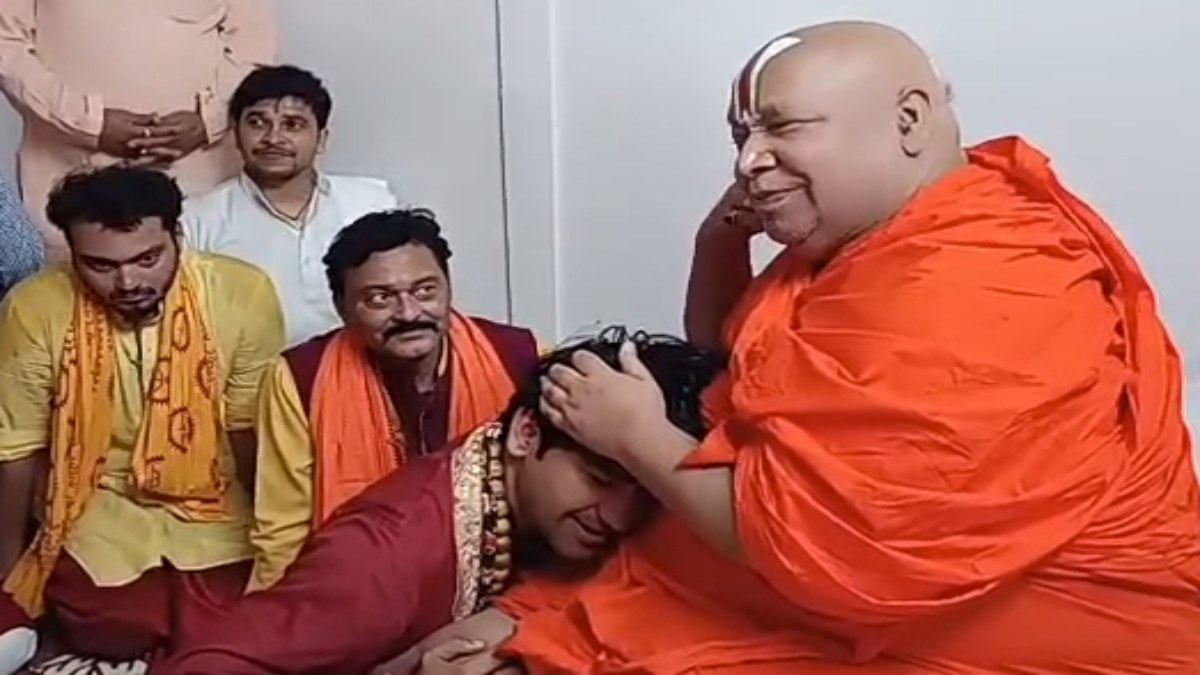 पंडित धीरेंद्र शास्त्री ने गुरु के दबाए पैर: सेवा के बाद स्वामी रामभद्राचार्य ने गले लगाकर दिया आशीर्वाद, देखिए VIDEO