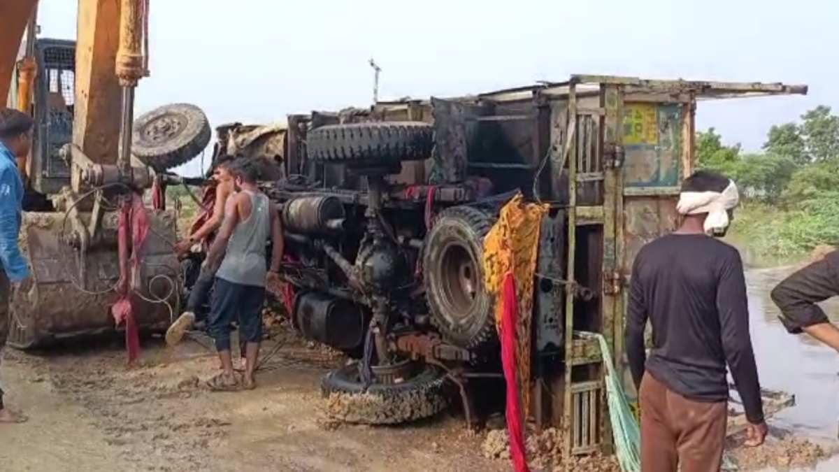 दतिया में बड़ा हादसा: अनियंत्रित होकर नदी में गिरा ट्रक, 3 बच्चों समेत पांच की मौत, कई लोग घायल, शादी समारोह में जा रहे थे सभी