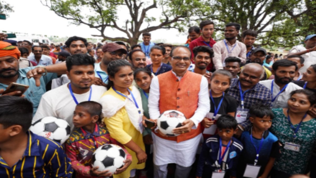 जब मैदान में फुटबॉल खेलते बच्चों के पास पहुंचे सीएम शिवराज: अचानक अपने बीच मामा को पाकर खिल उठे भांजा-भांजियों के चेहरे 