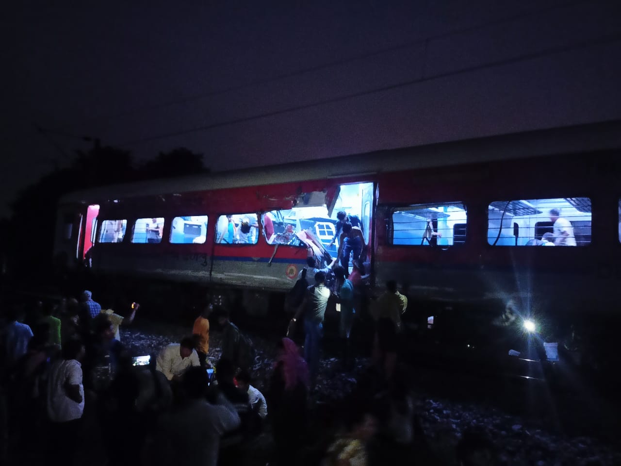 Train Accident की कुछ भयानक Video और तस्वीरें  जो आपको विचलित कर सकती है..