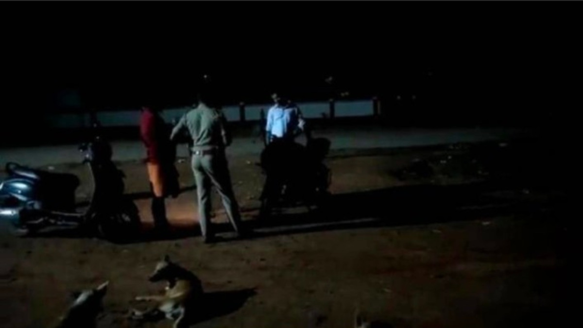 महिला मित्रों के साथ समुद्र बीच पर घूम रहे थे तीन युवक, भीड़ ने पीट-पीटकर कर दिया अधमरा