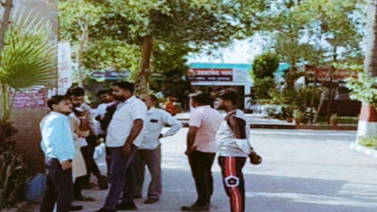 मुस्लिम दोस्त के साथ निर्माणाधीन घर में थी युवती, हिन्दू संगठन के कार्यकर्ताओं ने पकड़ा, मचा बवाल