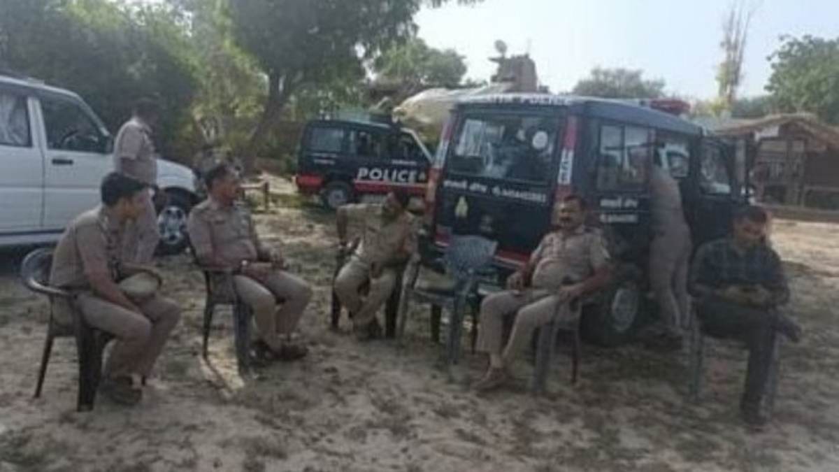 घर की छत पर प्रेमी की बाहों में इश्क फरमा रही थी पत्नी, देखते ही खौला पति का खून, दोनों को उतारा मौत के घाट