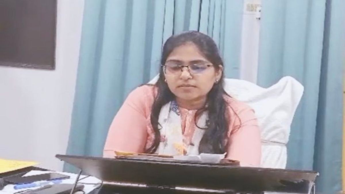 PCS अफसर ने सभी आरोपों को किया ख़ारिज, बोली- पति सफाई कर्मचारी है, अब पति से तलाक लेना चाहती हूं