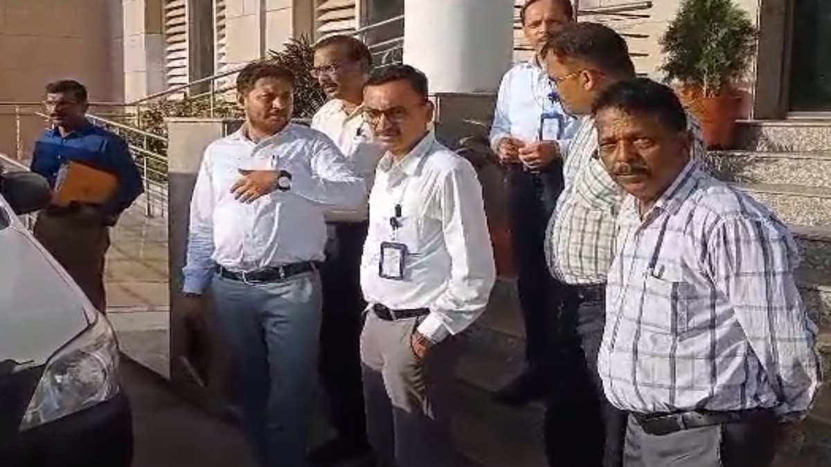 7 दिन की CBI रिमांड पर CGST के अफसर: टीम ने 7 लाख रुपए की रिश्वत लेते पकड़ा था, व्यापारी से मांगी थी 1 करोड़ की घूस  