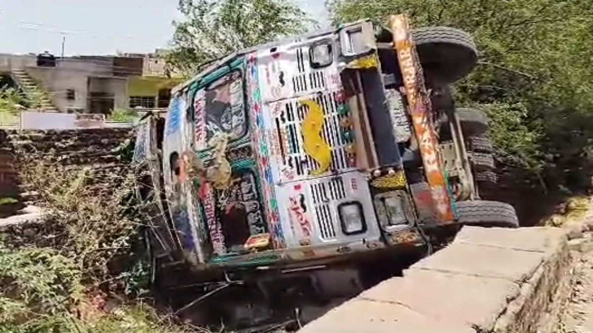 घर की चौखट पर मौत ने दी दस्तक: तेज रफ्तार ट्रक अनियंत्रित होकर कच्चे मकान पर गिरा, 3 साल की बच्ची ने तोड़ा दम, मां गंभीर रूप से घायल  