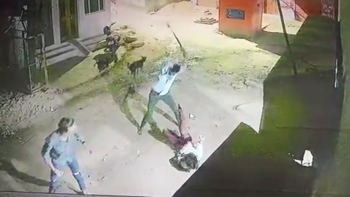 पुरानी रंजिश में युवक की बेरहमी से पिटाई: लाठी-डंडे और पत्थर से किया हमला, घटना CCTV कैमरे में हुई कैद   