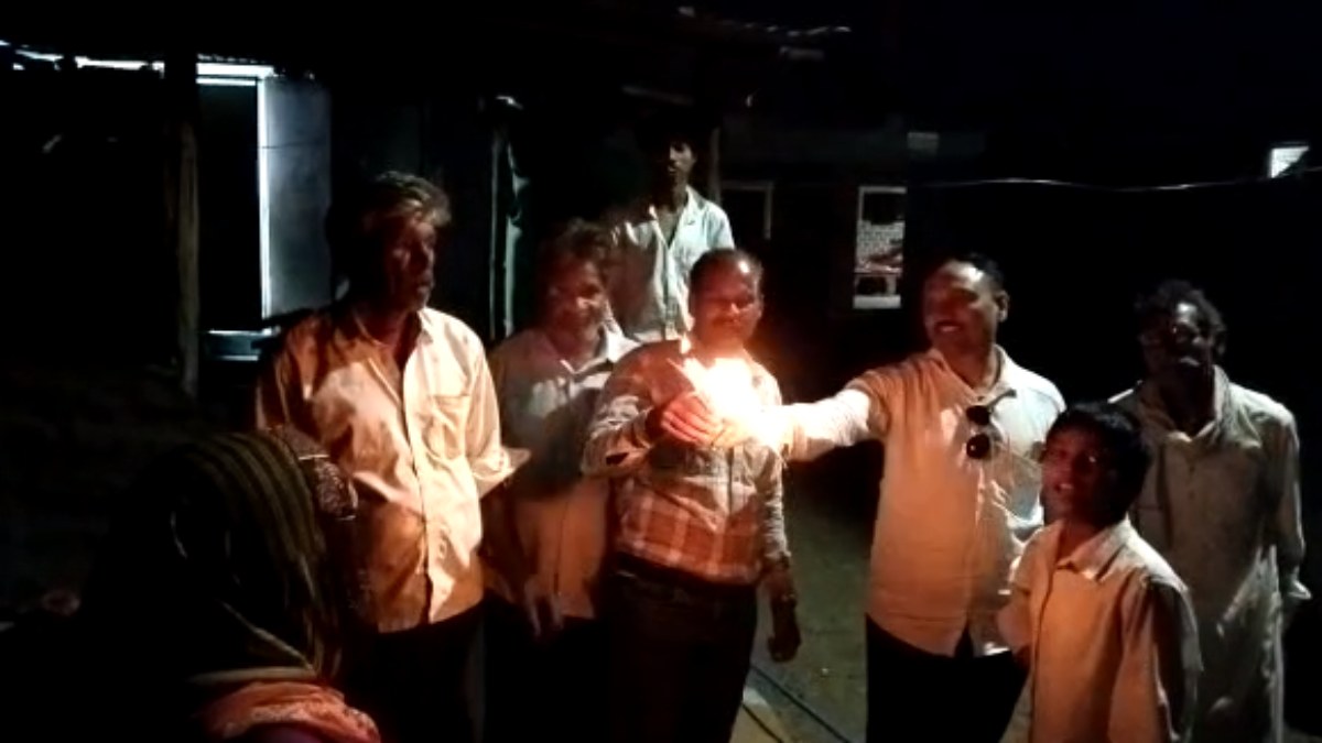 कांग्रेस के नारी सम्मान योजना के पत्रों की आम जनों ने जलाई होली: किया विरोध प्रदर्शन, कमलनाथ को बताया झूठनाथ  