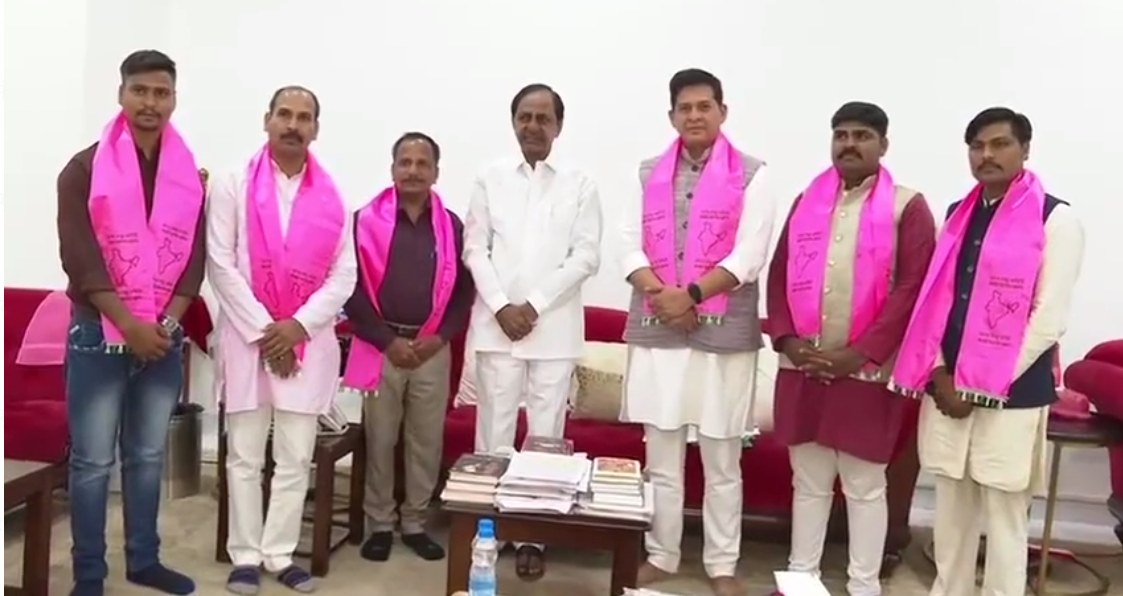 सियासतः बर्खास्त आनंद राय बीआरएस में शामिल, तेलंगाना सीएम केसीआर ने दिलाई पार्टी की सदस्यता