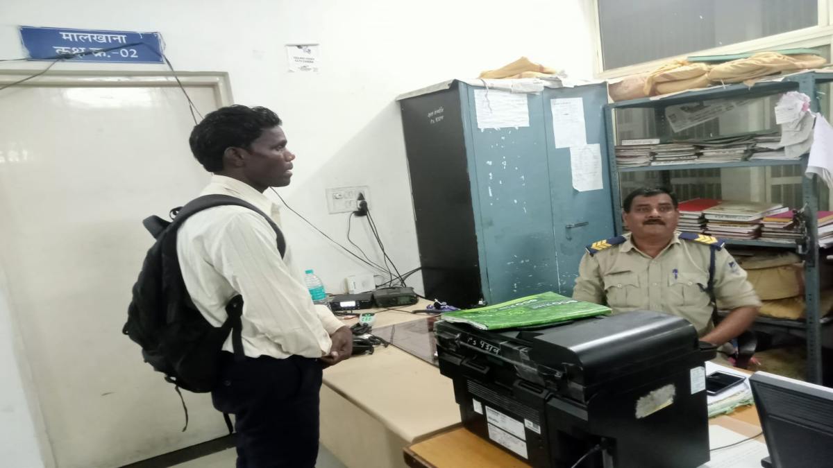 MP में धर्मांतरण कराने वाला CG का आरोपी गिरफ्तार: गरीबों को ईसाई धर्म अपनाने के लिए दे रहा था प्रलोभन, हिंदू संगठन के लोगों ने पकड़कर किया पुलिस के हवाले