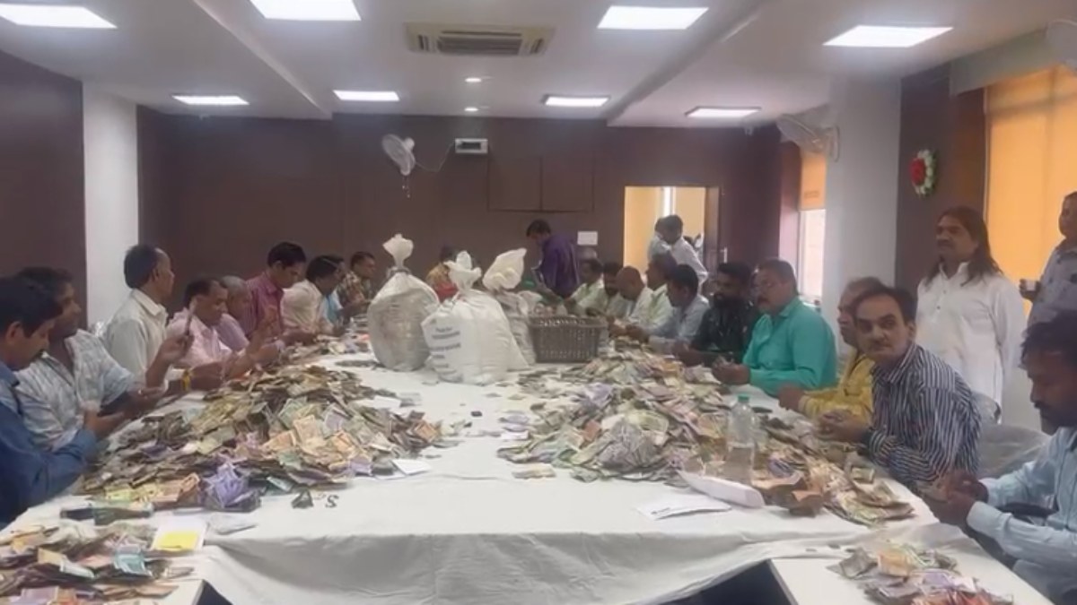 खजराना गणेश मंदिर: दान पेटी से निकली विदेशी मुद्रा, सोने का सिक्का और चांदी के आभूषण भी मिले 