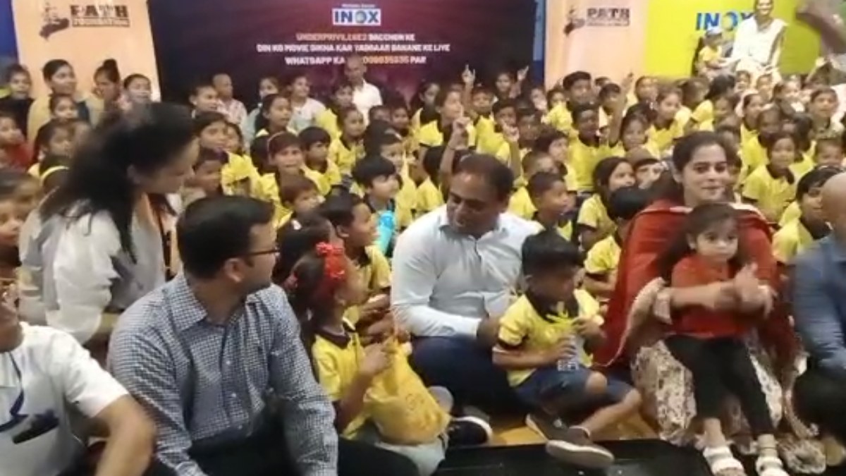 बच्चों के साथ बच्चे बने कलेक्टर : देखी Spiderman Movie, खिलाई आइस्क्रीम, पढ़ाया देशभक्ति का पाठ, वायरल हुआ VIDEO