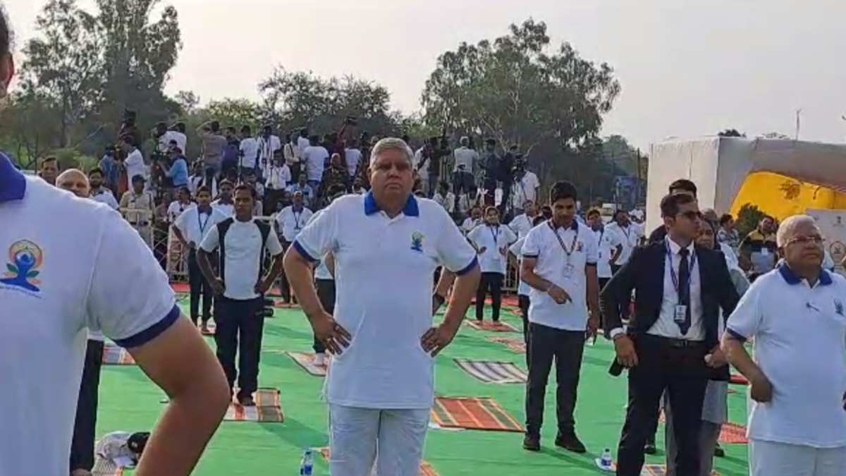अंतरराष्ट्रीय योग दिवस: उपराष्ट्रपति ने जबलपुर में किया योग, कहा- पीएम मोदी ने विश्व पटल पर लाने का काम किया, सीएम बोले- स्कूलों में अनिवार्य की जाएगी योग की शिक्षा