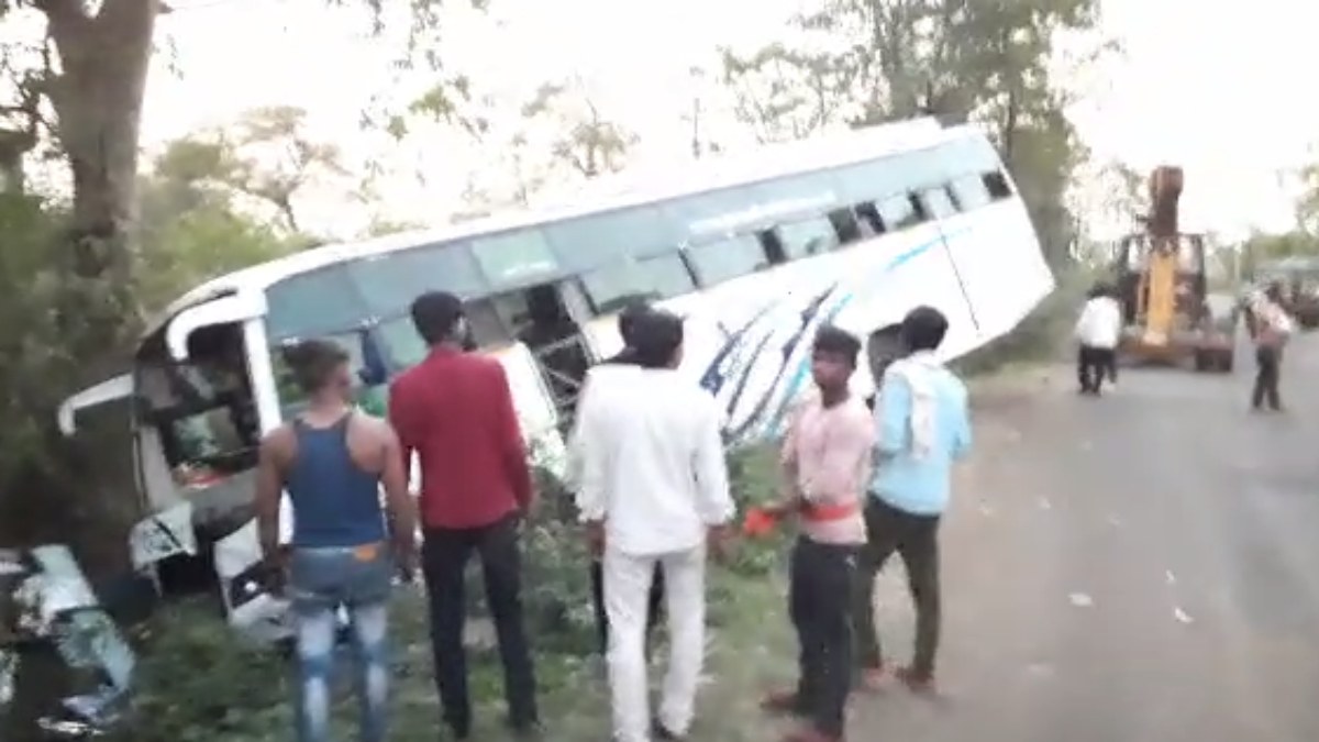 MP Road Accident: बाइक सवार युवकों को बचाने के चक्कर में नाले में घुसी बस, 4 घायल