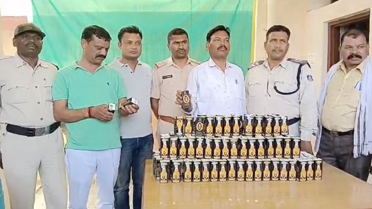 आरपीएफ और आबकारी विभाग की संयुक्त कार्रवाई: रेलवे स्टेशन से शराब तस्कर गिरफ्तार, 283 पाव विदेशी शराब जब्त   