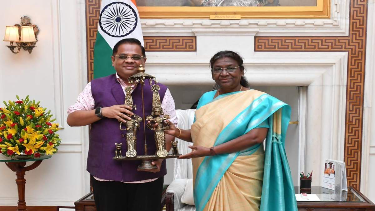 राष्ट्रपति द्रौपदी मुर्मू से JCC चीफ अमित जोगी ने की मुलाकात, बस्तर का प्रतीक चिन्ह किया भेंट