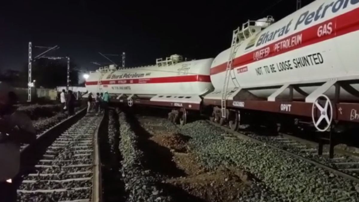 MP Train Accident: गैस से भरी मालगाड़ी के 2 डिब्बे पटरी से उतरे, मचा हड़कंप