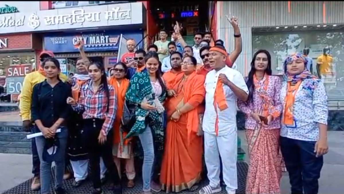मॉल में फैशन की आड़ में लव जिहाद ! हिंदू धर्म सेना ने मौके पर पहुंचकर रुकवाया फैशन शो, जमकर किया हंगामा