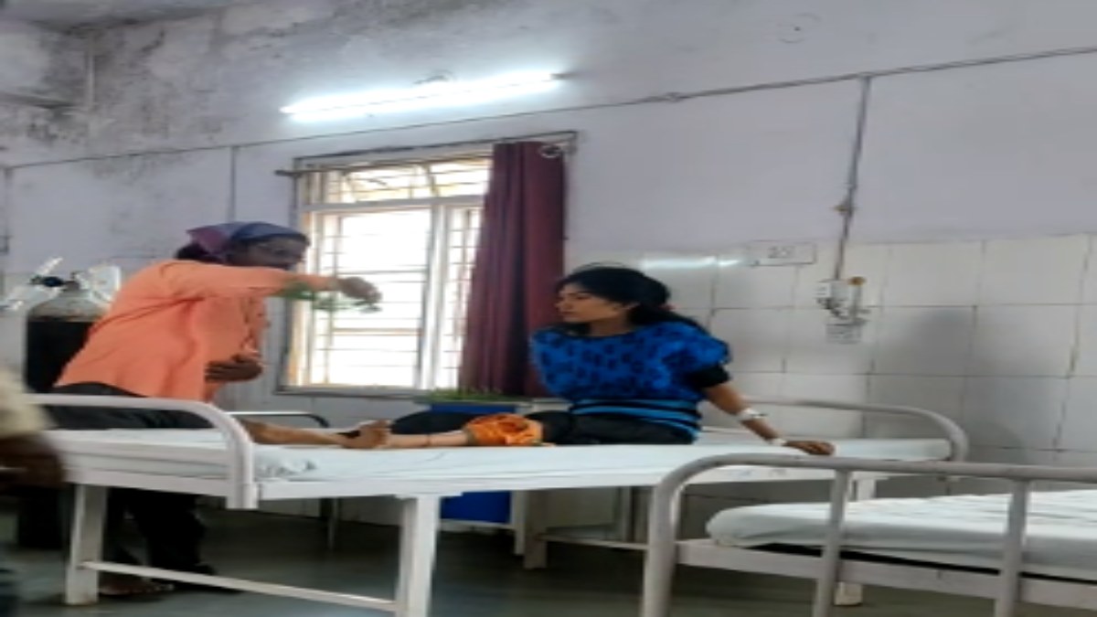 अंधविश्वास ने ली किशोरी की जान VIDEO: सांप काटने के बाद परिजन ले गए अस्पताल, वहां दो घंटे तक चला झाड़-फूंक, मूकदर्शक बने रहे डॉक्टर और कर्मचारी