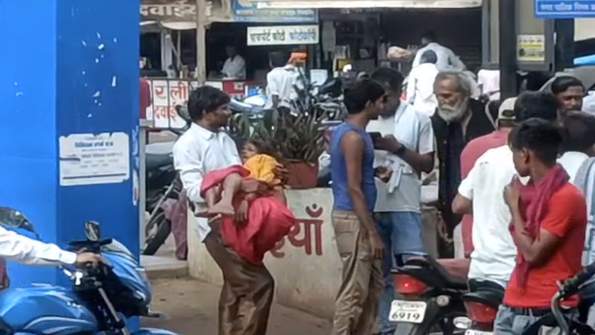 MP में फिर मानवता हुई शर्मसार: बीमार मां को अस्पताल के बेड से गोदी में उठाकर घर की ओर चल पड़ा बेटा, ना मिली व्हील चेयर ना ही एम्बुलेंस  