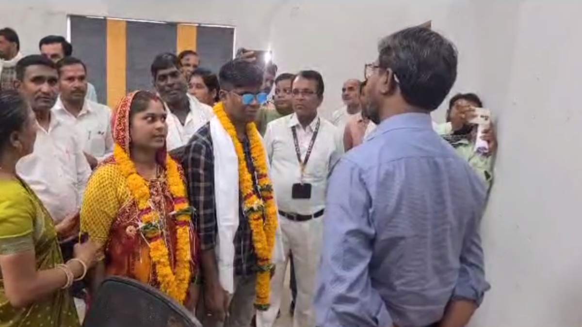 Dindori : गले में माला पहन जनसुनवाई में पहुंचे दूल्हा-दुल्हन, कलेक्टर से लिया आशीर्वाद, मदद की लगाई गुहार