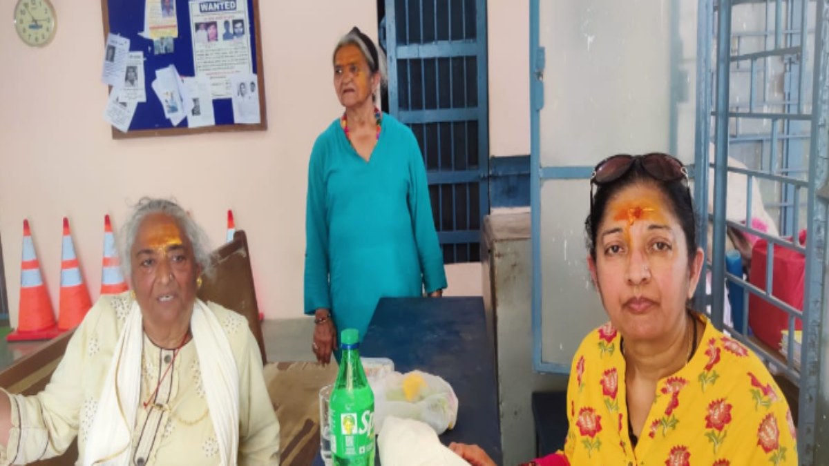 इंडिया की पुलिस बहुत अच्छी है Thank you : ओंकारेश्वर दर्शन करने आईं इंग्लैंड की तीन NRI महिला साथियों से बिछड़ी, पुलिस ने इस तरह मिलवाया