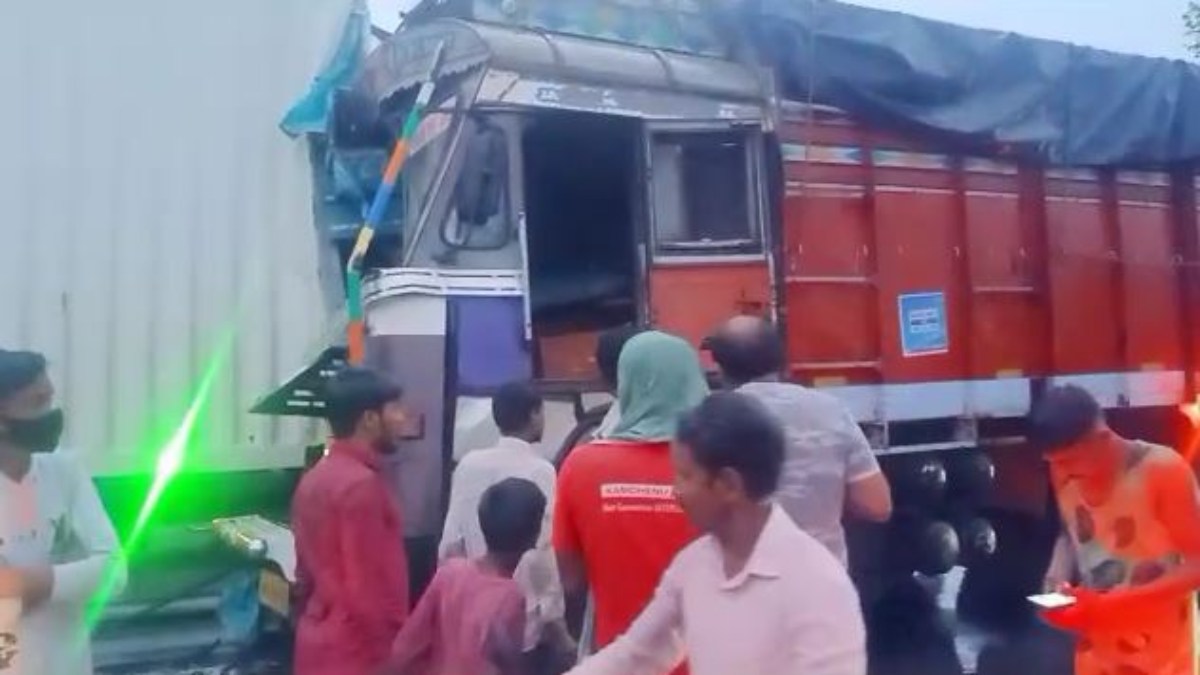 CG ACCIDENT BREAKING : NH 30 में कंटेनर और ट्रक के बीच जोरदार भिड़ंत, चालक की मौत, 2 गंभीर रूप से घायल
