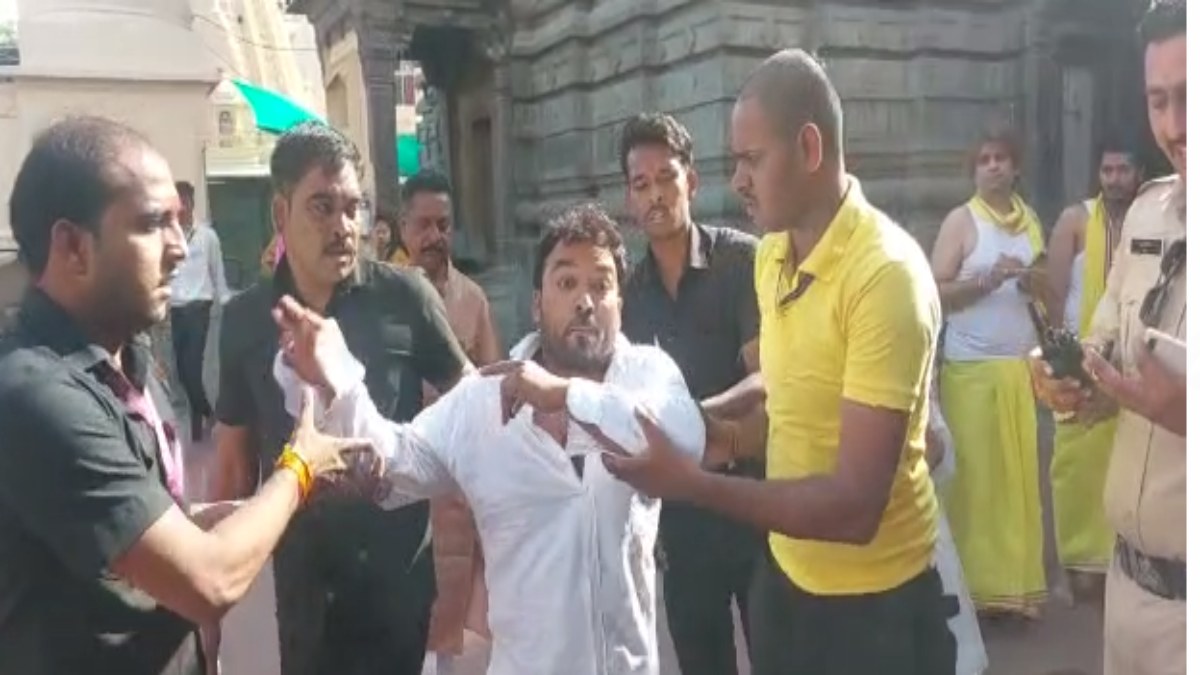 महाकाल मंदिर में श्रद्धालु के साथ मारपीट: सुरक्षाकर्मियों के साथ इस बात को लेकर शुरू हुआ विवाद पहुंचा थाने, घटना CCTV कैमरे में कैद