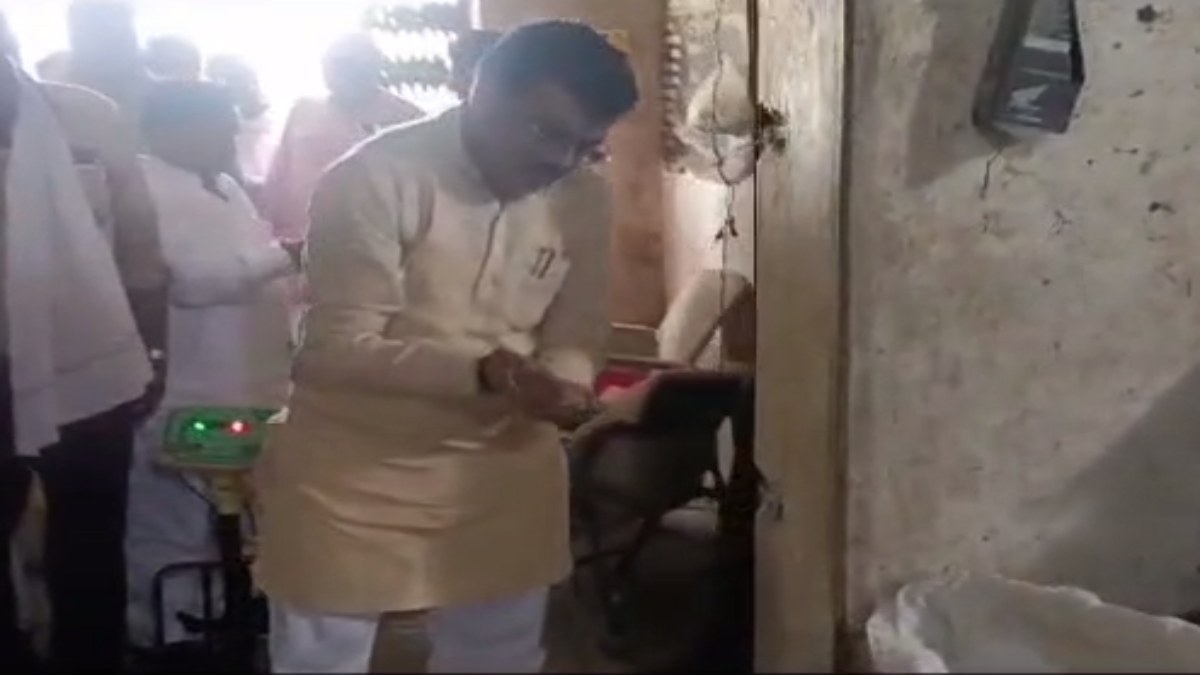 बीजेपी सांसद ने राशन दुकान का किया औचक निरीक्षण: हाथ में लेकर देखा चावल और गेहूं की गुणवत्ता, फिर…