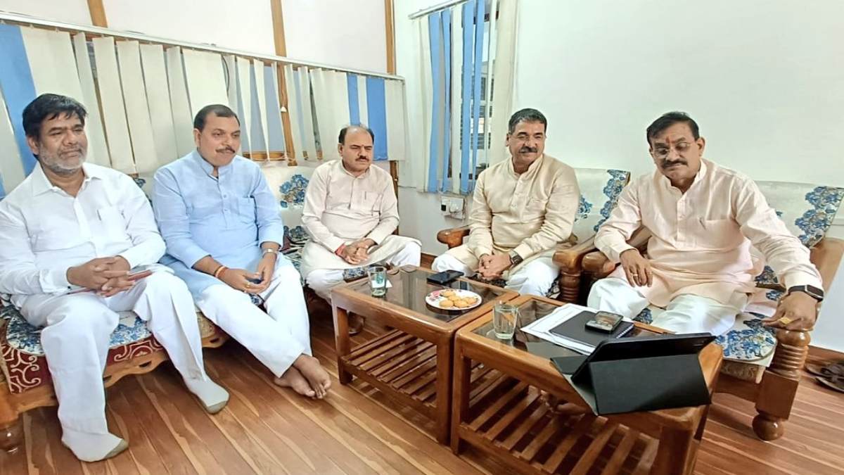 MP में चुनाव से पहले RSS एक्टिव: बीजेपी के साथ संघ पदाधिकारियों की गोपनीय बैठक, चुनाव में विरोधी ताकतें सक्रिय होने की जताई आशंका