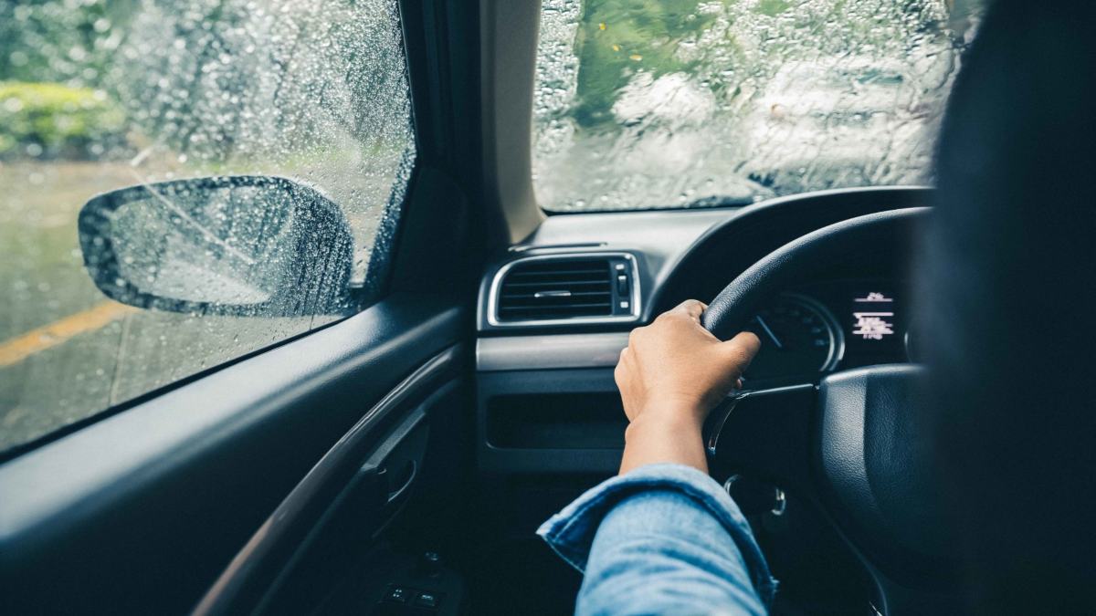 Monsoon Driving Tips: बारिश में ड्राइविंग का मजा न बन जाए सजा, बस इन बातों का रखें ध्यान, तो सफर रहेगा सुरक्षित और आरामदायक