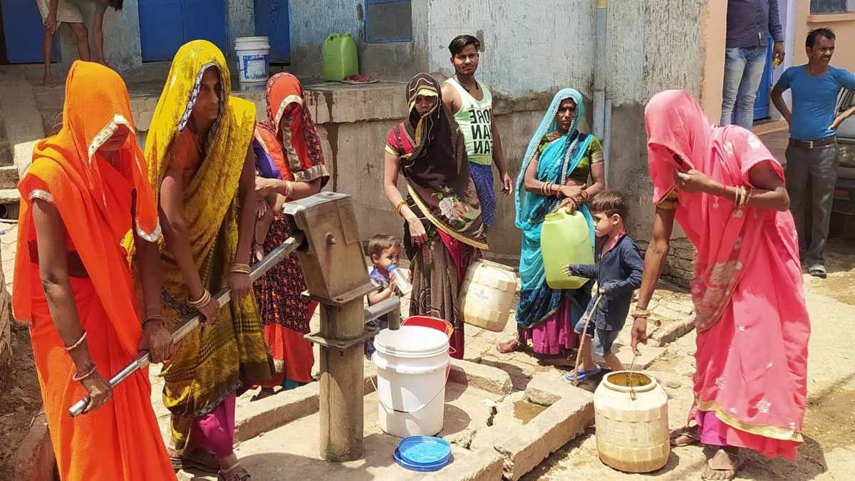 MP में नल-जल योजना फेल ! ग्रामीण क्षेत्र में पानी के लिए तरस रहे लोग, दूर-दूर से पानी लाकर बुझा रहे अपनी प्यास