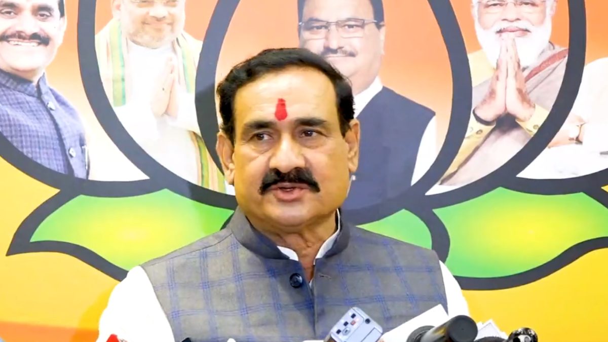 गृहमंत्री नरोत्तम मिश्रा का बयान: राष्ट्रीय अध्यक्ष और पीएम मोदी एमपी आ रहे हैं, सभी कार्यकर्ता पलक पावड़े बिछाकर स्वागत के लिए तैयार, कांग्रेस कार्यालय के बाहर लगे पोस्टर पर कही यह बात