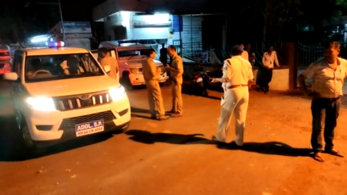 MP में पुलिस टीम पर फायरिंग: लूट के आरोपियों को छुड़ा ले गए बाइक सवार हमलावर, गोली लगने से SI घायल