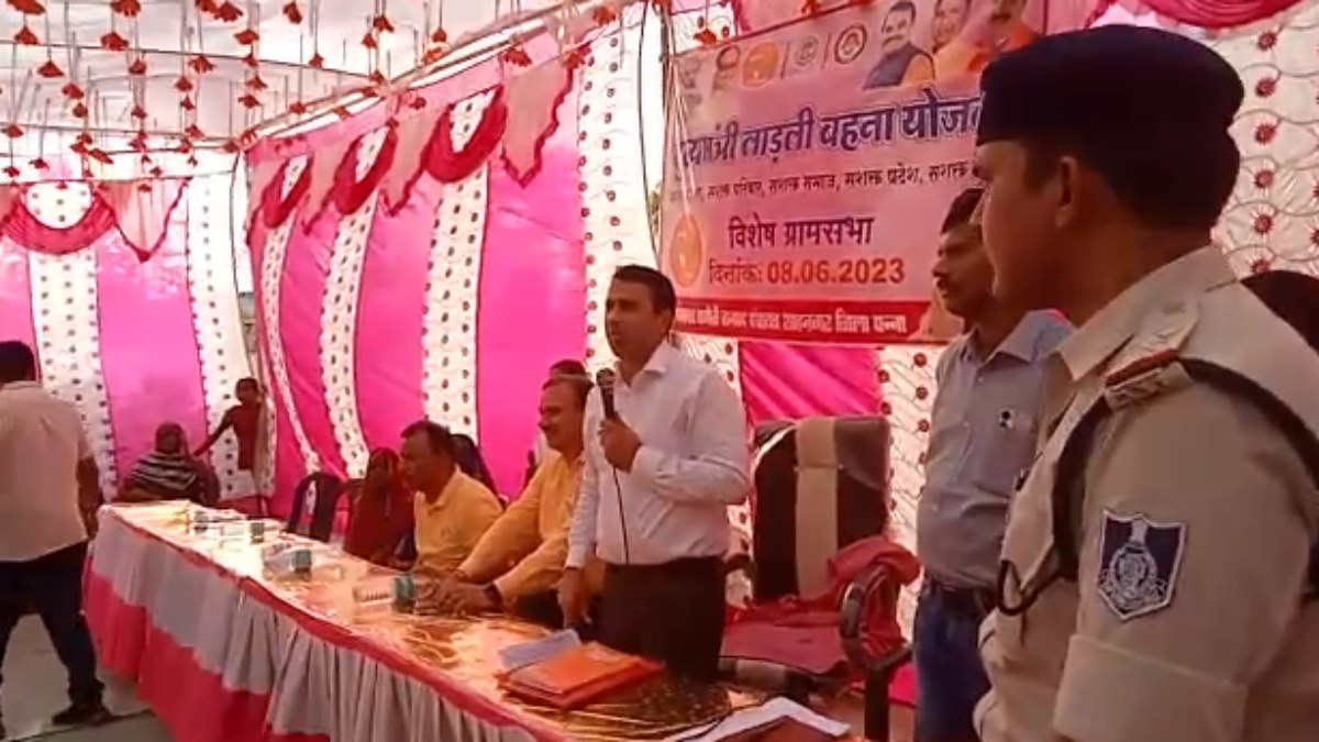 VIDEO: महिला ने गांव में की शराब बेचने की शिकायत, एसपी ने कहा- आप लोग उसको पकड़ों, नहीं माना तो… 