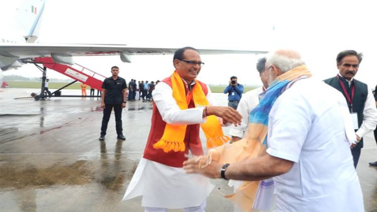 पीएम मोदी भोपाल से दिल्ली के लिए रवाना: सीएम शिवराज ने दी भावभीनी विदाई, फिर मध्य प्रदेश आएंगे प्रधानमंत्री