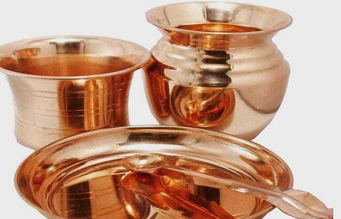 How To Clean Copper Mandir Items: पूजा के बर्तनों में आ गए हैं घी, धूप, दीए, तेल के जिद्दी दाग और चिपचिपापन… तो इस तरह से करें इनकी सफाई