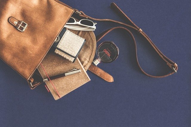 Purse Color Astrology- अपनी राशि से जुड़े रंग का पर्स, वॉलेट रखें अपने पास, सदा बनी रहेगी लक्ष्मी जी की कृपा