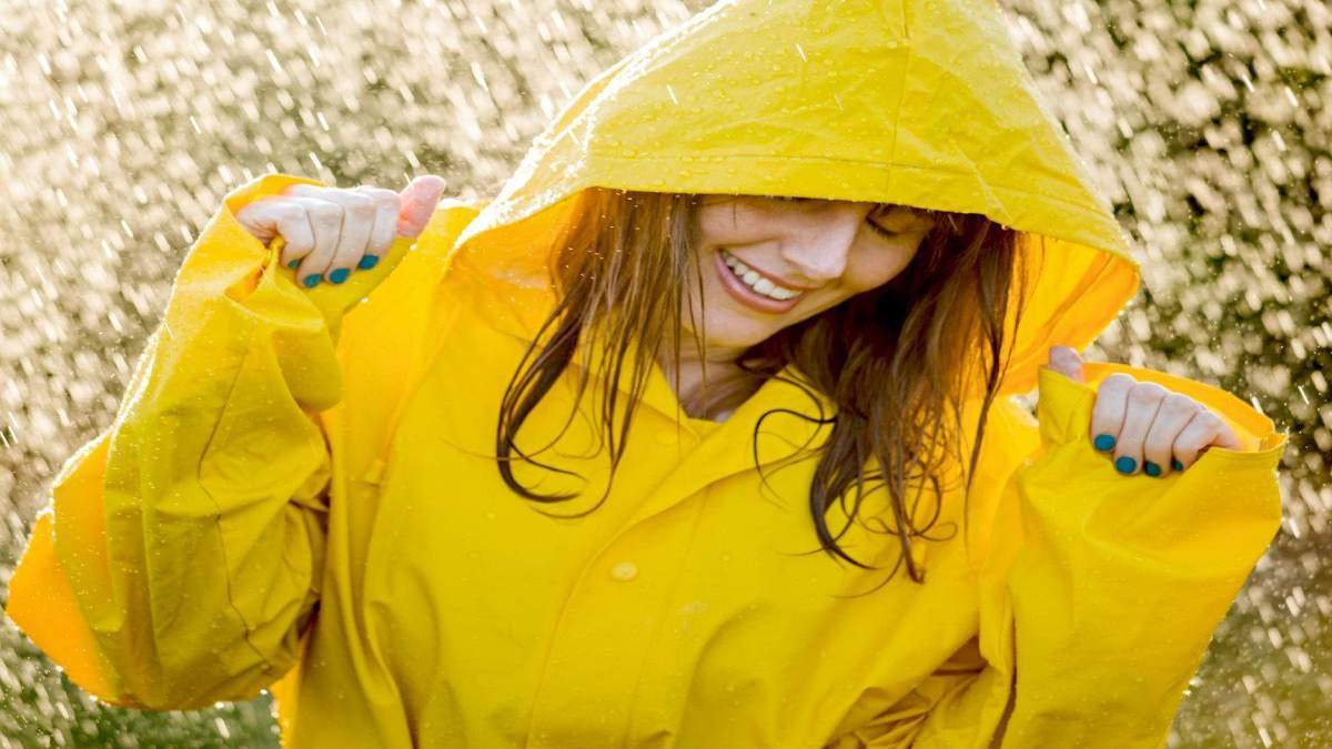 बाजार में आया नए लुक में Raincoat, कम दामों में मिल रहे लेटेस्ट रेनकोट