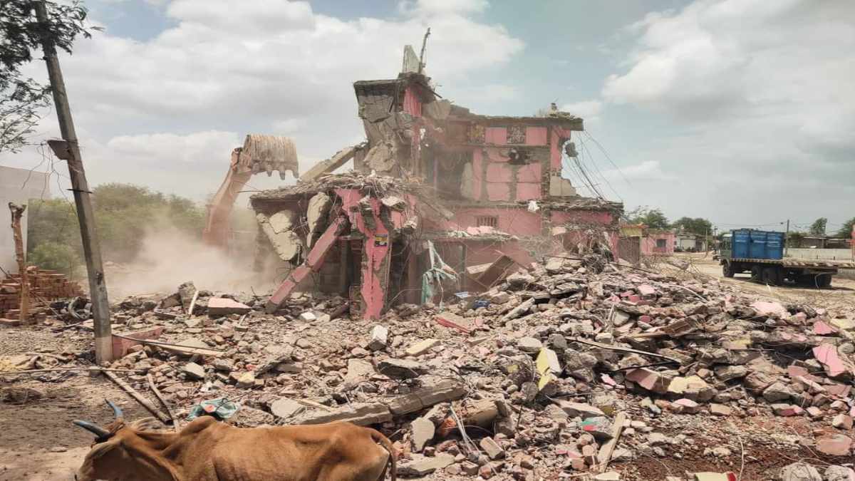 दोहरे हत्याकांड के आरोपी के घर चला बुलडोजर: जमीन विवाद को लेकर सरपंच पति और भाई को गोली मारकर उतार दिया मौत के घाट