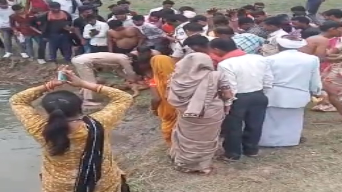 पानी से भरे गड्ढे में नहाना पड़ा भारी: डूबने से बालक की मौत, बचाने पुलिसकर्मी ने लगाई छलांग… फिर भी नहीं बच सकी जान    