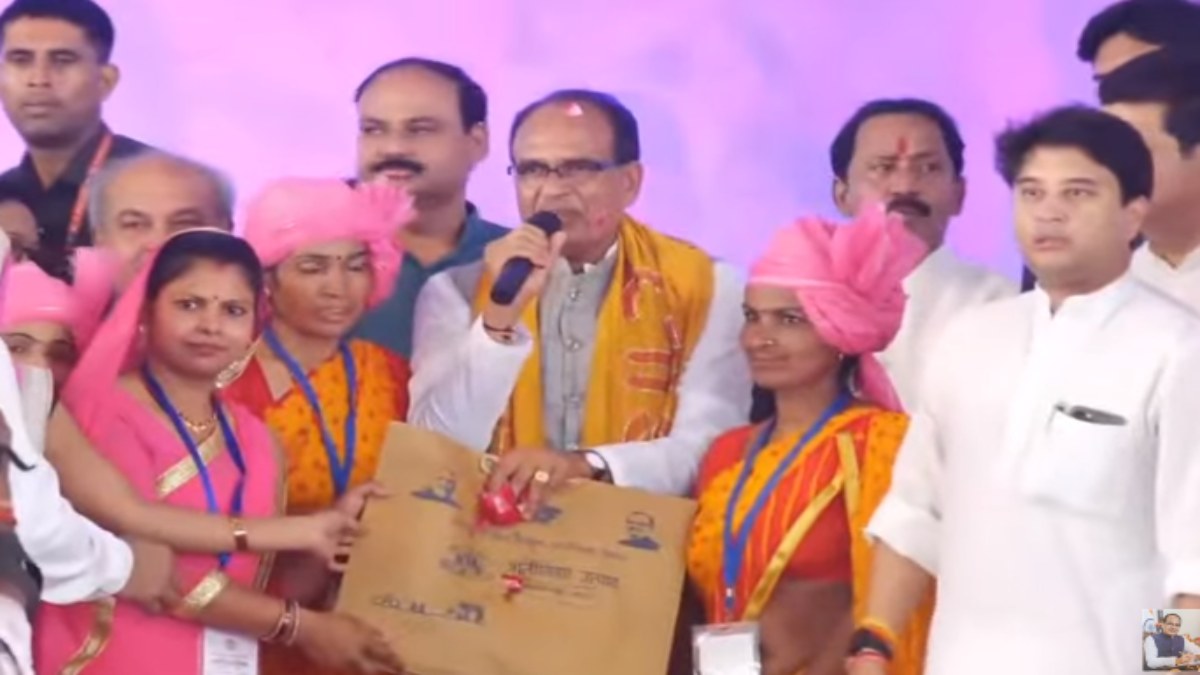 महिला हितग्राही सम्मेलन में बोले सीएम शिवराज:  कमलनाथ और कांग्रेस के चक्कर में मत पड़ना, ये तुम्हें बर्बाद कर देंगे, 1000 बिस्तर अस्पताल का किया लोकार्पण