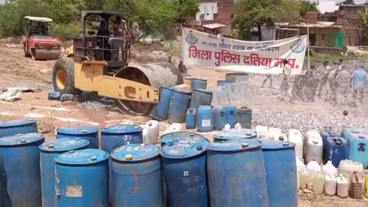 नशा मुक्ति अभियान: 20 हजार लीटर देसी-विदेशी शराब की बोतलों पर चला रोड रोलर, 40 लाख की मदिरा मिनटों में हुई नष्ट