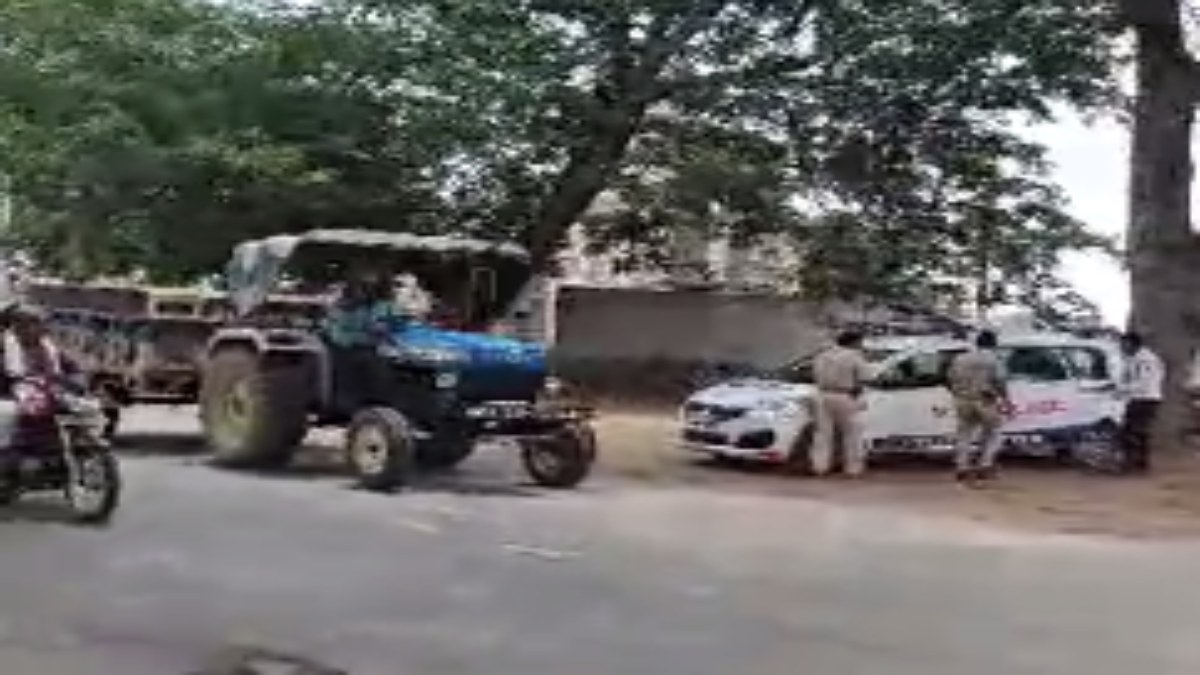 वाहन चेकिंग पॉइंट से गुजर रहे अवैध रेत से भरे ट्रैक्टर: मूकदर्शक बनी रही ट्रैफिक पुलिस, बीजेपी नेता ने VIDEO वायरल कर सांठगांठ का लगाया आरोप 