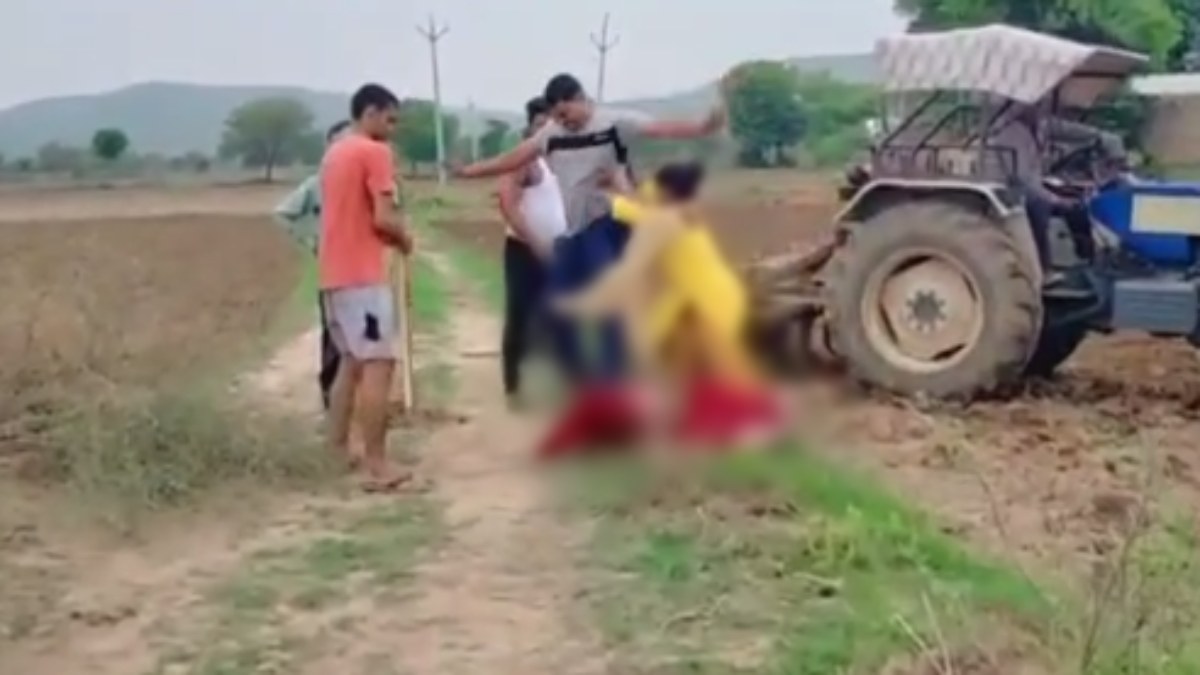 MP में दबंगों की दबंगई: सरेआम विधवा महिला और उसकी बेटी को पीटा, बीच-बचाव करने आए सरपंच पर भी किया हमला, जानें क्या है पूरा मामला  